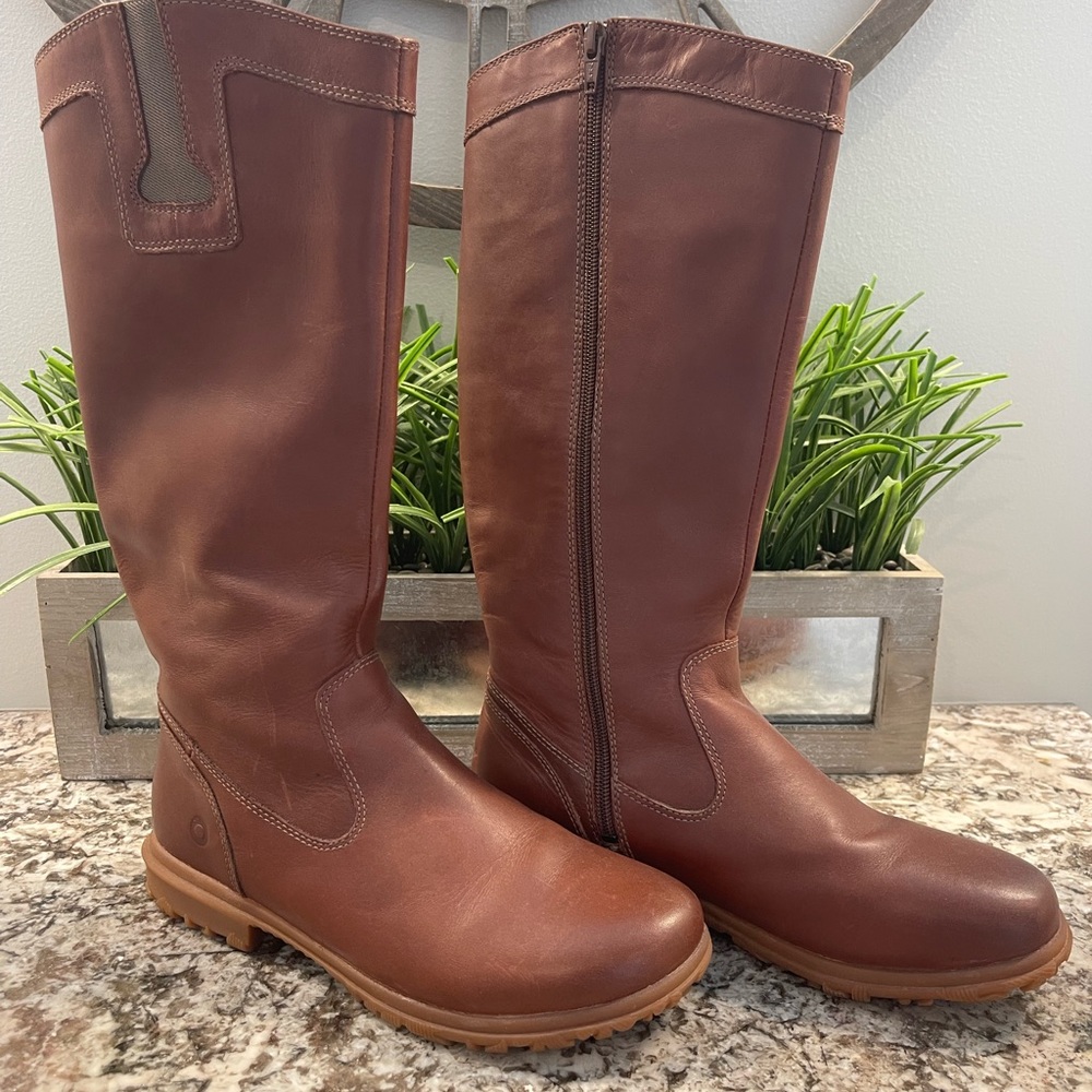 Women’s size 8.5 Bogs leather waterproof boot.